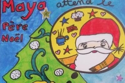 Maya attend le Père Noël à Nimes